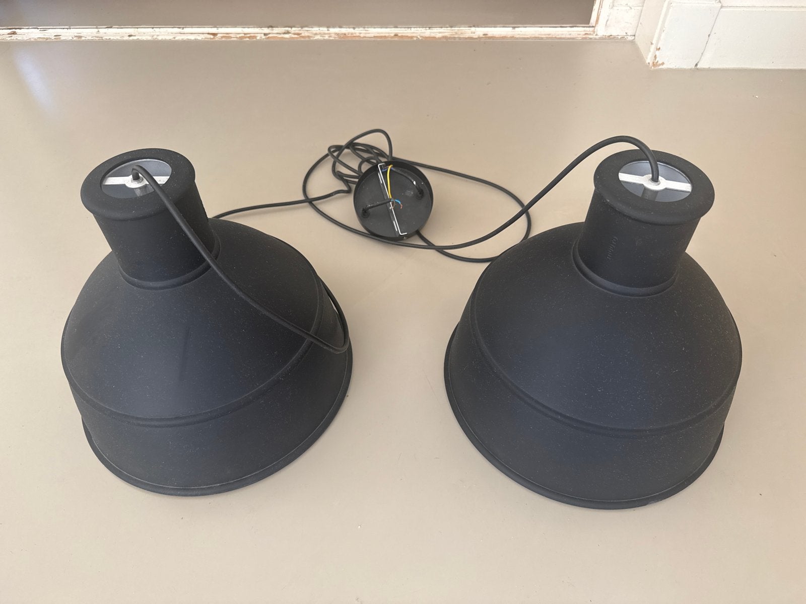 2x Muuto Unfold hanglampen - Zwart, Ophalen of Verzenden, Gebruikt, Kunststof, E27 (groot)