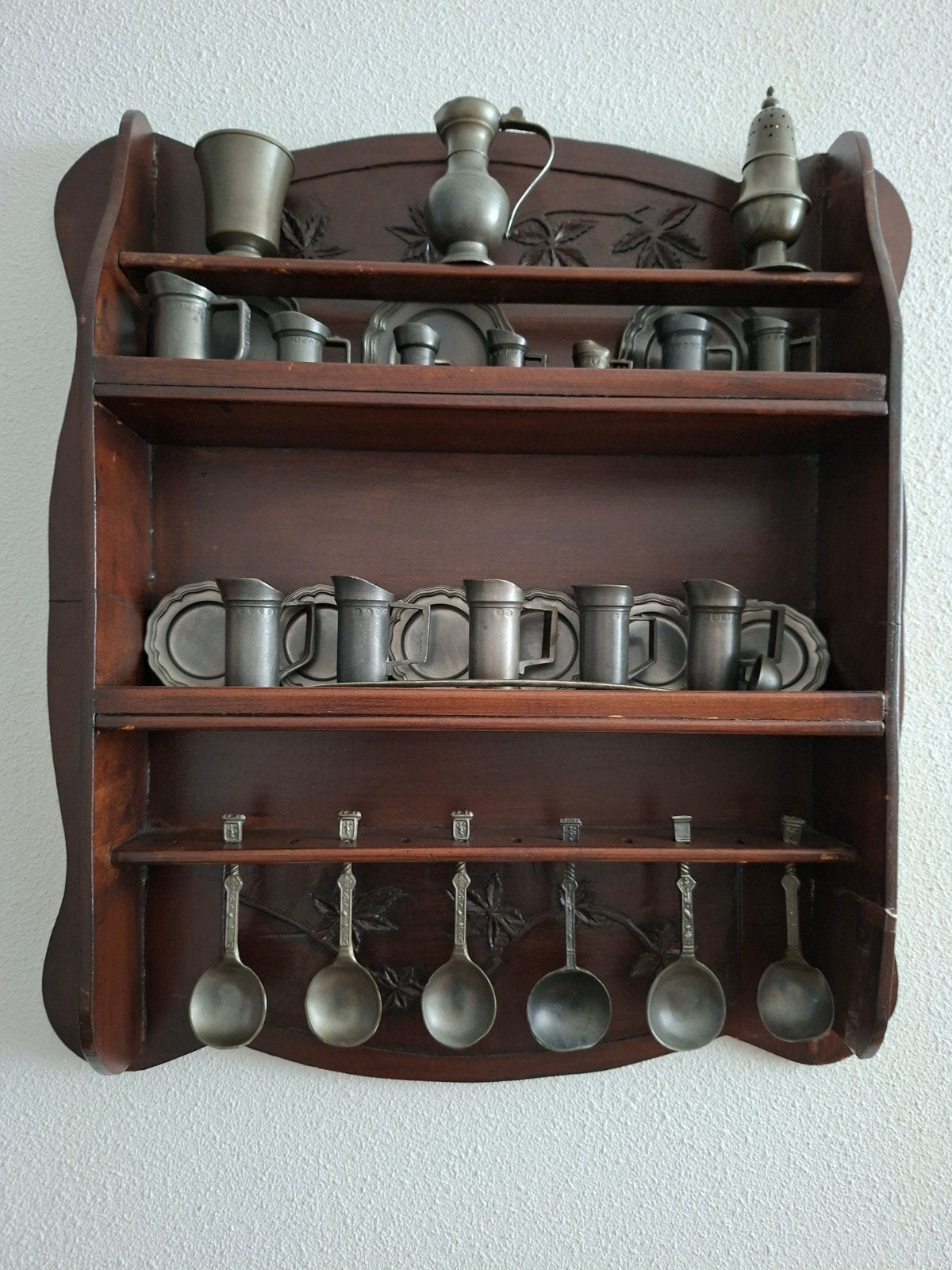 Antiek tinnen miniatuur servies in houten rek, Ophalen of Verzenden