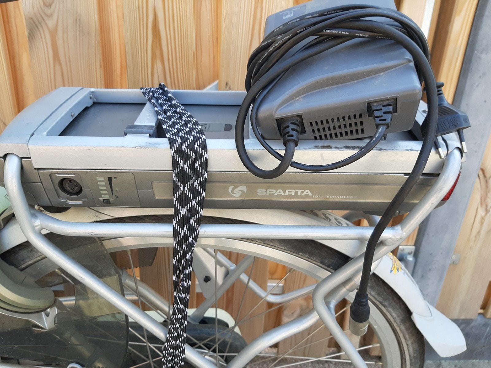 ion accu met oplader komt van een Sparta  40 km actieradius, Ophalen of Verzenden, Gebruikt