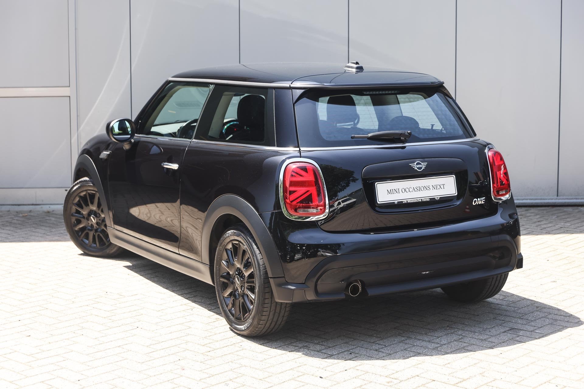 MINI Hatchback One Essential / LED / Navigatie / Multifuncti, Auto's, Mini, Stof, Gebruikt, Met garantie (alle), 4 stoelen