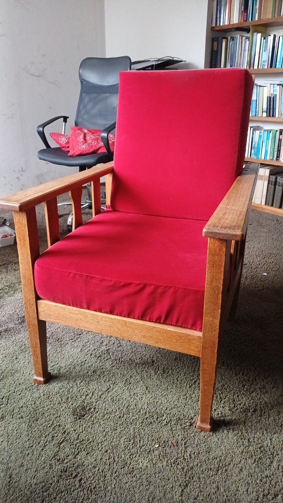 Rookstoel in stijl Amsterdamse School met rode velours bekle, Ophalen