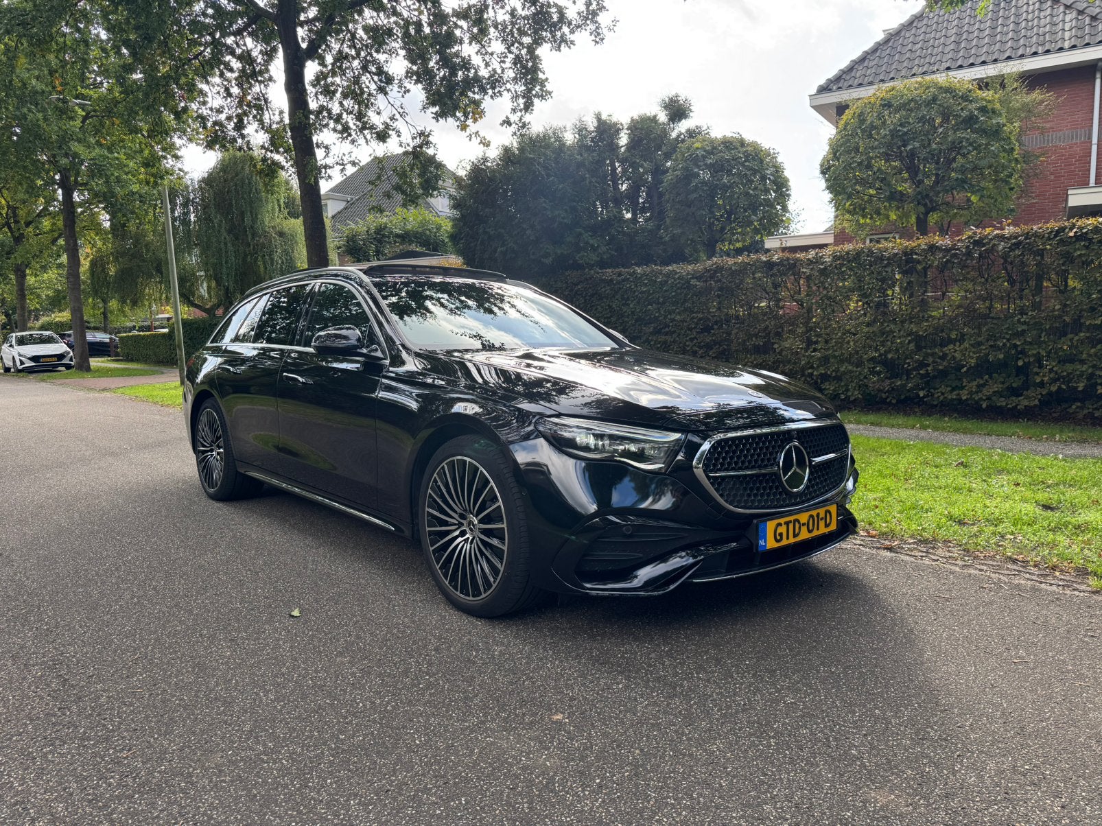 Mercedes-Benz E300e|BTW|Lucht|20”|HUD|Pano|Superscreen|Trekh, Automaat, Dealer onderhouden, Zwart, 4 cilinders