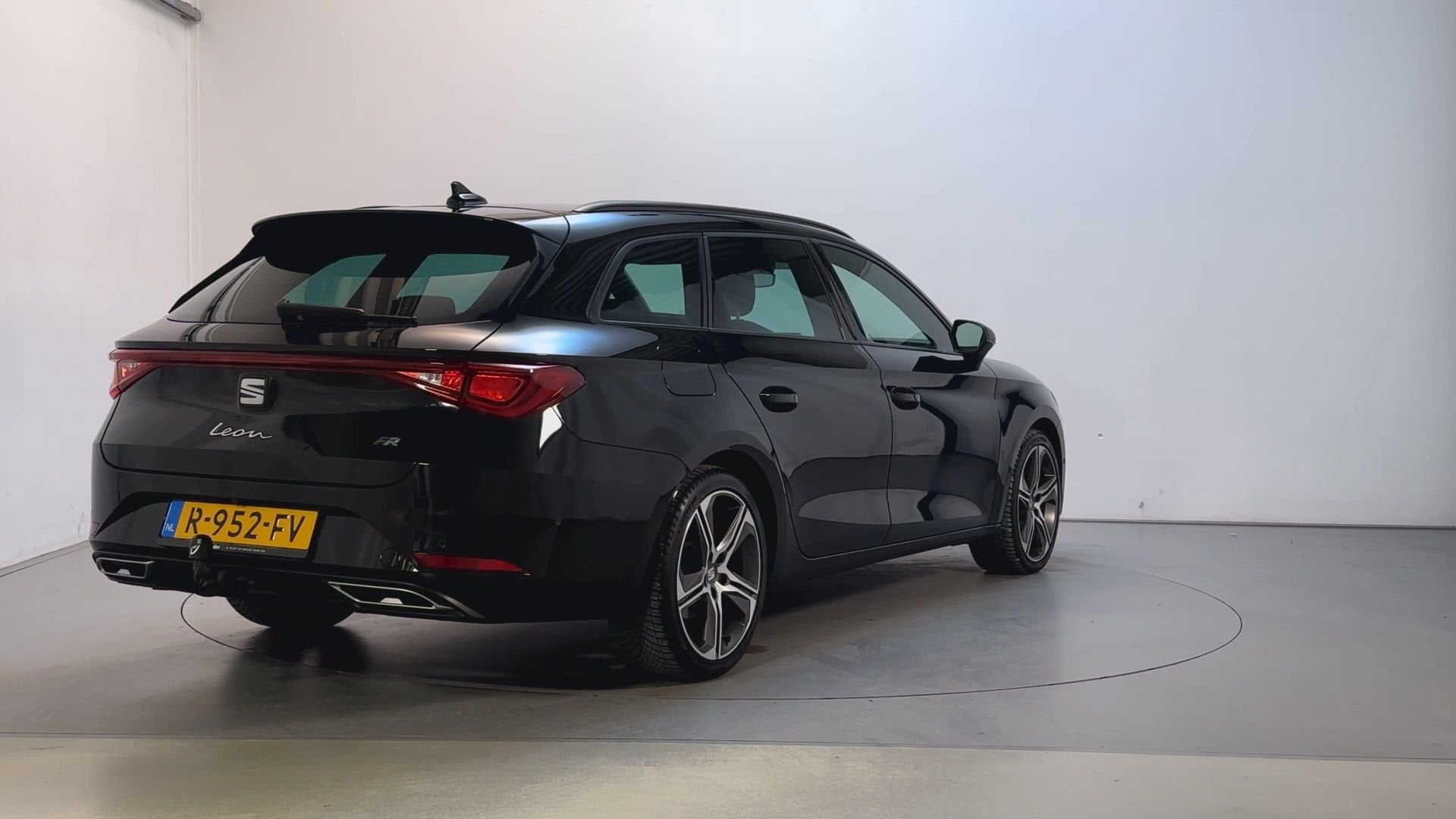 Seat Leon Sportstourer 1.5 TSI 150pk FR Business Intense LED, Voorwielaandrijving, Dealer onderhouden, 1300 kg, 4 cilinders