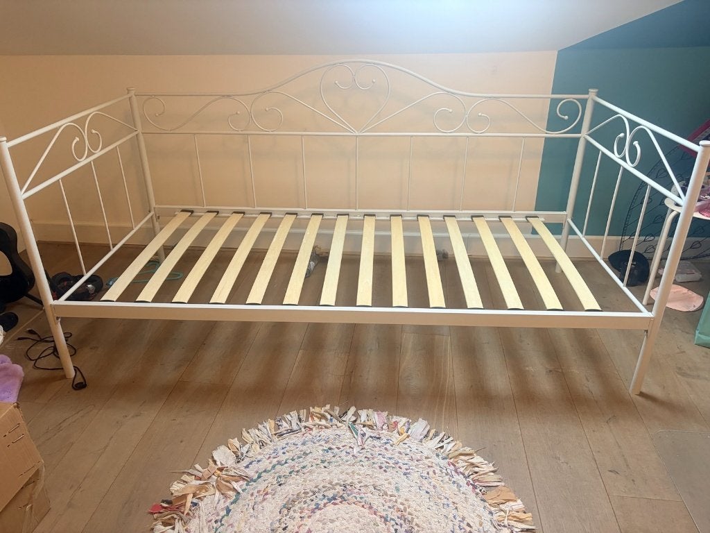 Wit metalen meisjesbed / bedbank 90x200 cm (met lattenbodem), Ophalen, Gebruikt, 90 cm, Eenpersoons