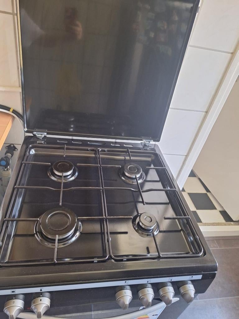 Gasfornuis, Witgoed en Apparatuur, Fornuizen, Ophalen, Grill, 4 kookzones, Zo goed als nieuw