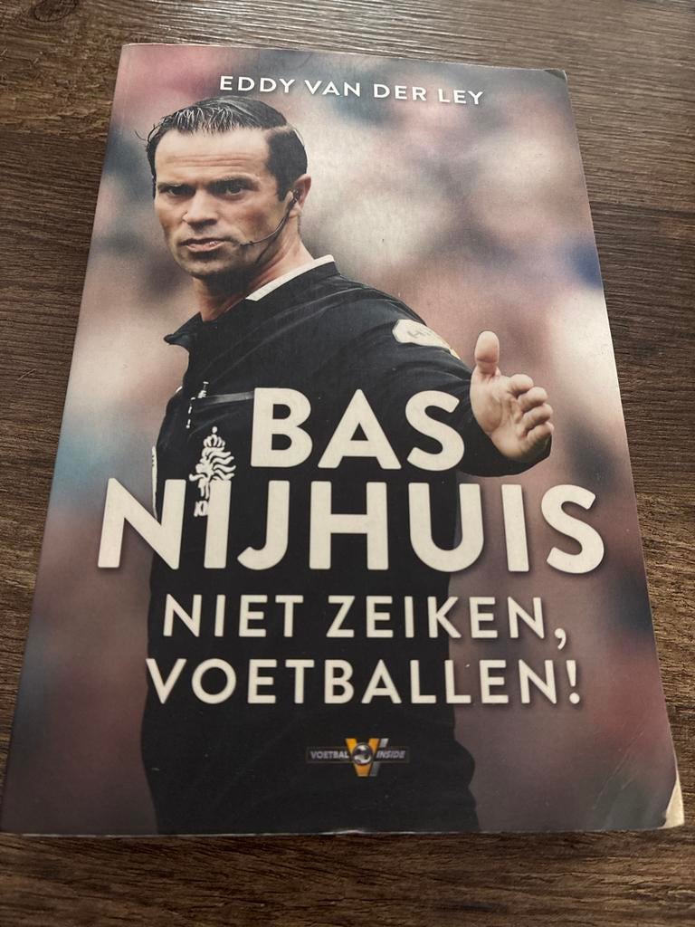 Bas Nijhuis: Niet Zeiken, Voetballen! - Eddy van der Ley, Ophalen of Verzenden, Gelezen, Balsport