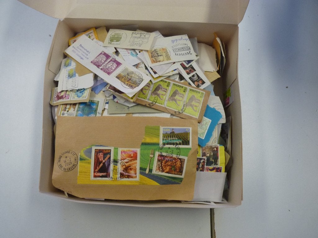 Kilo Zegels wereld op papier., Postzegels en Munten, Postzegels | Volle albums en Verzamelingen, Verzenden, Buitenland
