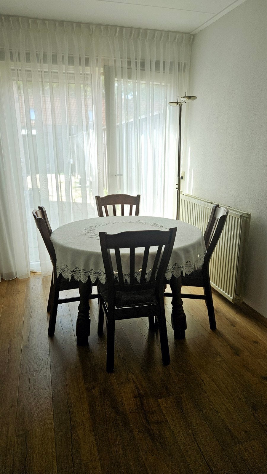 Ronde eettafel met 4 stoelen,massief hout en stoffen zitting, Ophalen, Gebruikt, Rond, Overige houtsoorten
