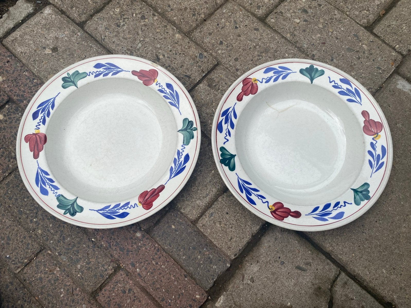 2x Boch Frères Bärenbont diepe borden handgeschilderd, Ophalen of Verzenden