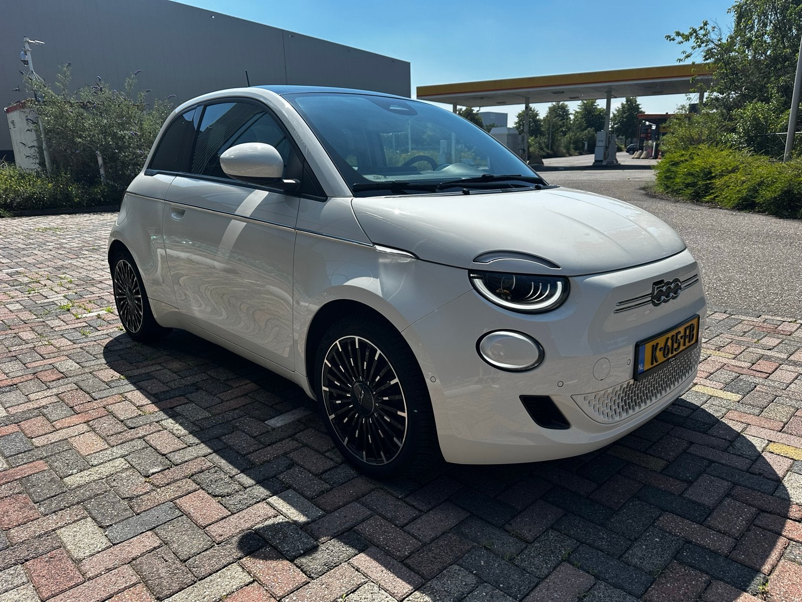 Fiat 500e 42kWh Icon Pano 17” Full Led 360 sensoren 11-2020, Auto's, Fiat, Stof, 4 stoelen, Wit, Origineel Nederlands