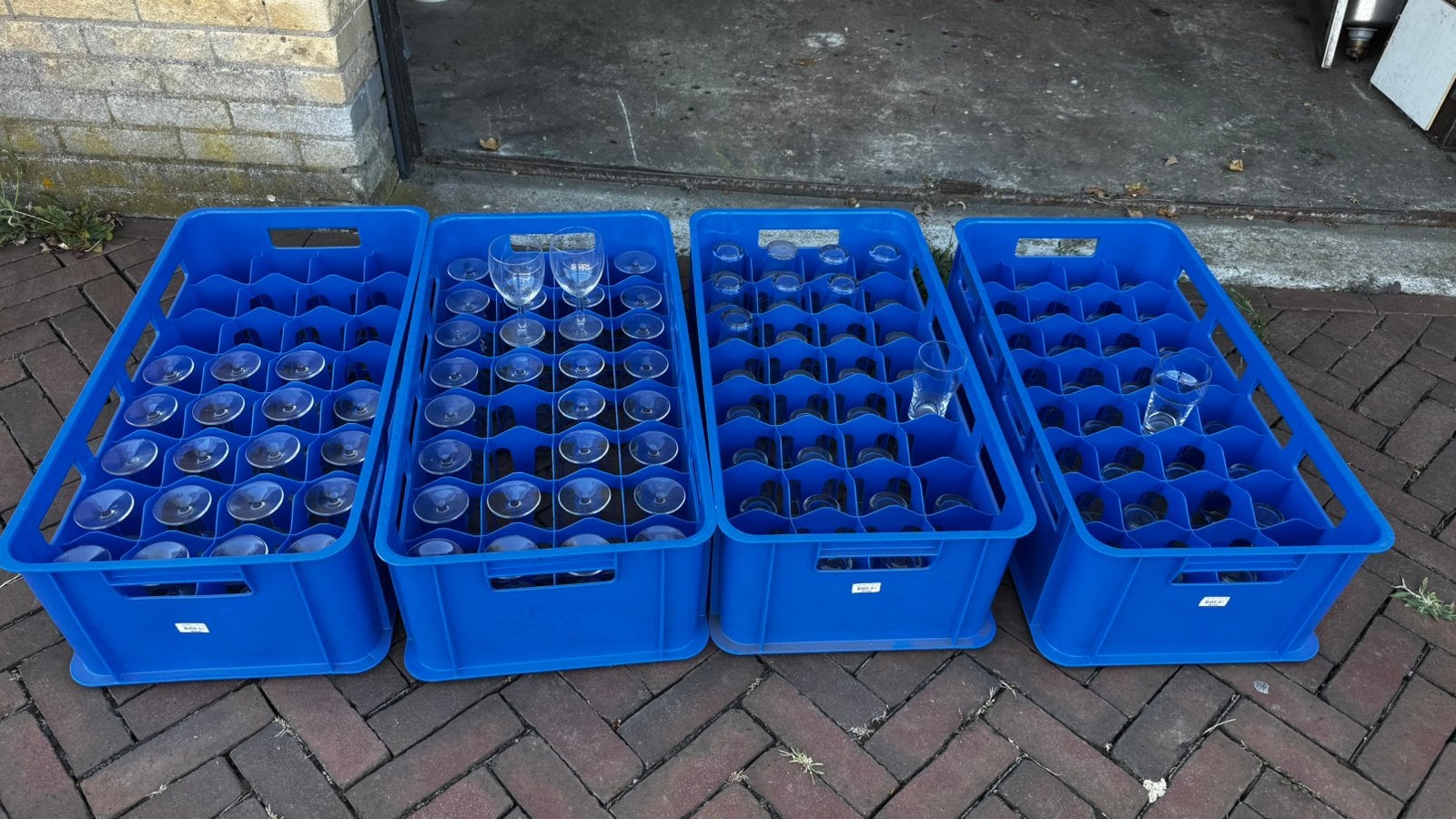 Wijn/bier en frisdrank glazen in blauwe opbergkratten, Ophalen, Gebruikt