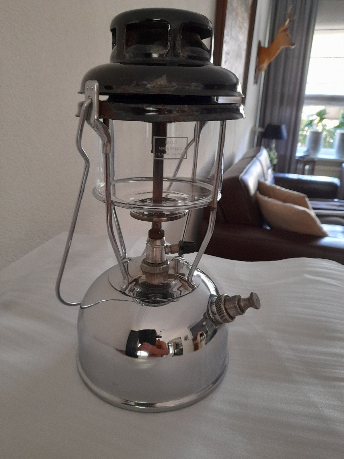 Tilley petroleumlamp, Ophalen