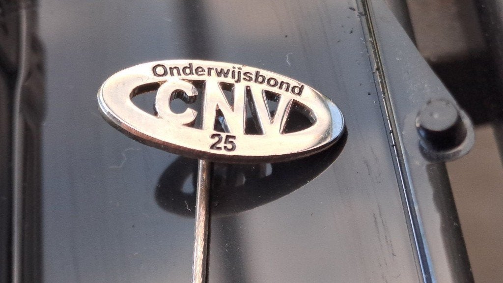 Vintage CNV Onderwijsbond 25 jaar speldje in doosje, Onbekend, Ophalen of Verzenden, Zo goed als nieuw, Onbekend