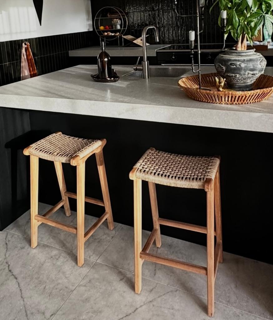 2 houten barkrukken - japandi stijl - 67 hoog nieuwstaat, Ophalen, Met voetsteun, ., Hout