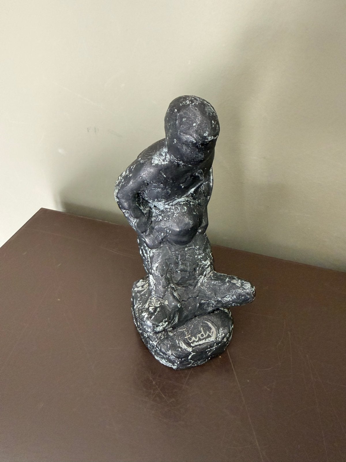 Abstracte sculptuur van een zittende figuur, gesigneerd, Antiek en Kunst, Ophalen of Verzenden, Beeld, Abstract, 20 - 50 cm