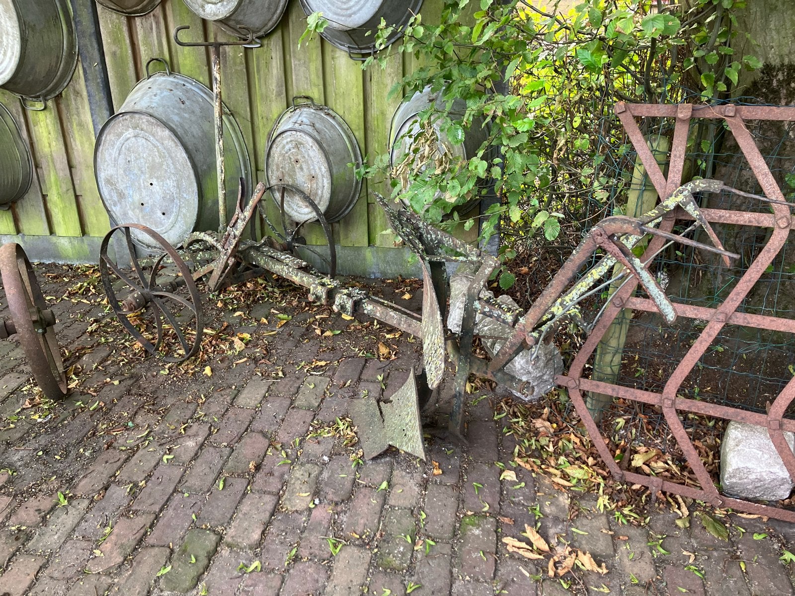 Antieke ploeg met ijzeren wielen - Decoratief tuinstuk, Antiek en Kunst, Ophalen of Verzenden