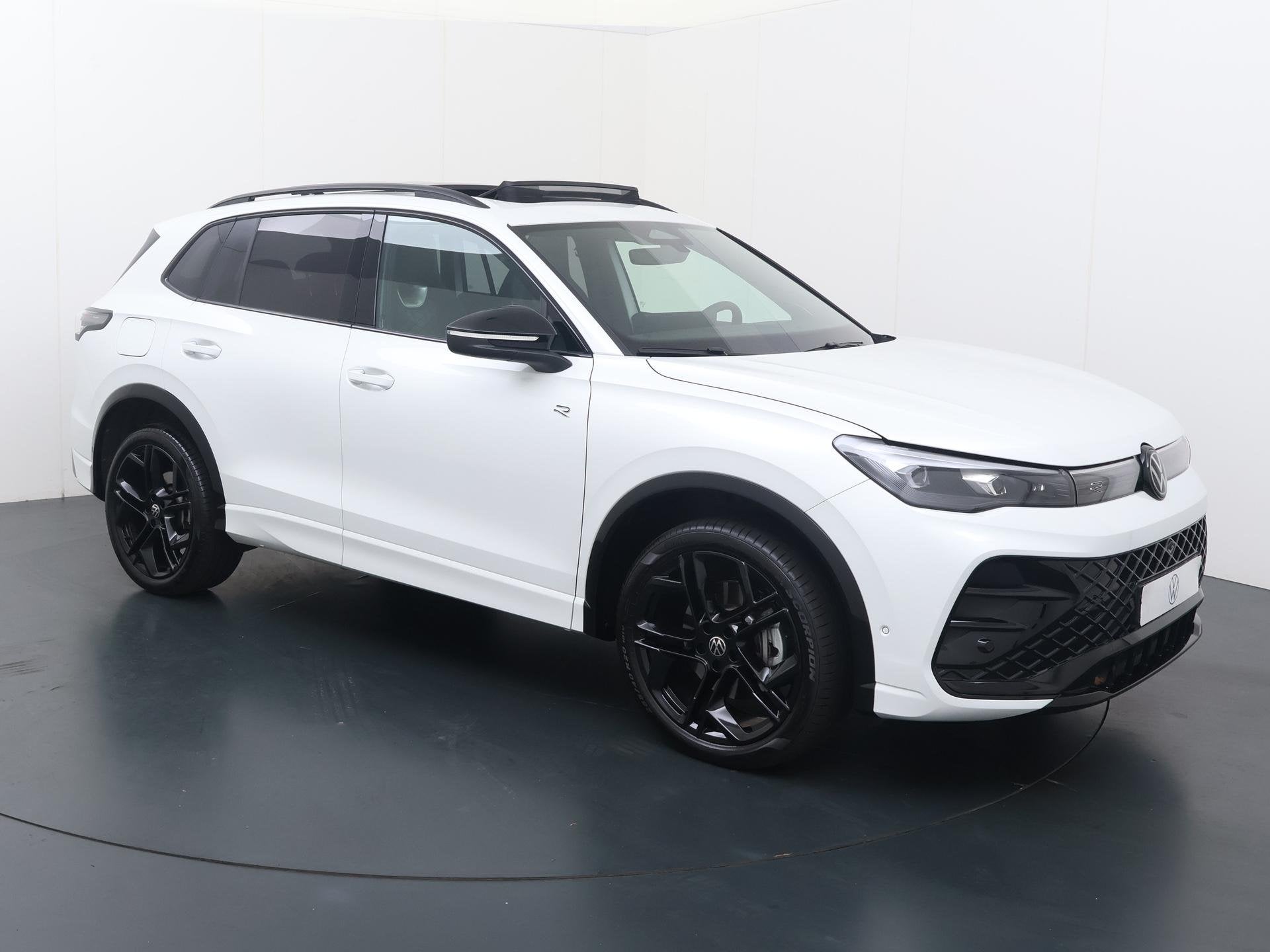 Volkswagen Tiguan 1.5 eHybrid R-Line Edition | 272 PK | SoH, 12 maanden, Stof, Euro 6, 4 cilinders