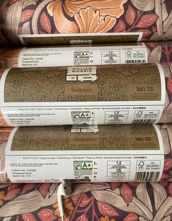 William Morris Wallpaper Pimpernel Plum, Huis en Inrichting, Stoffering | Behang, Rood, Bruin, Oranje, Paars, 50 tot 75 m², Ophalen of Verzenden