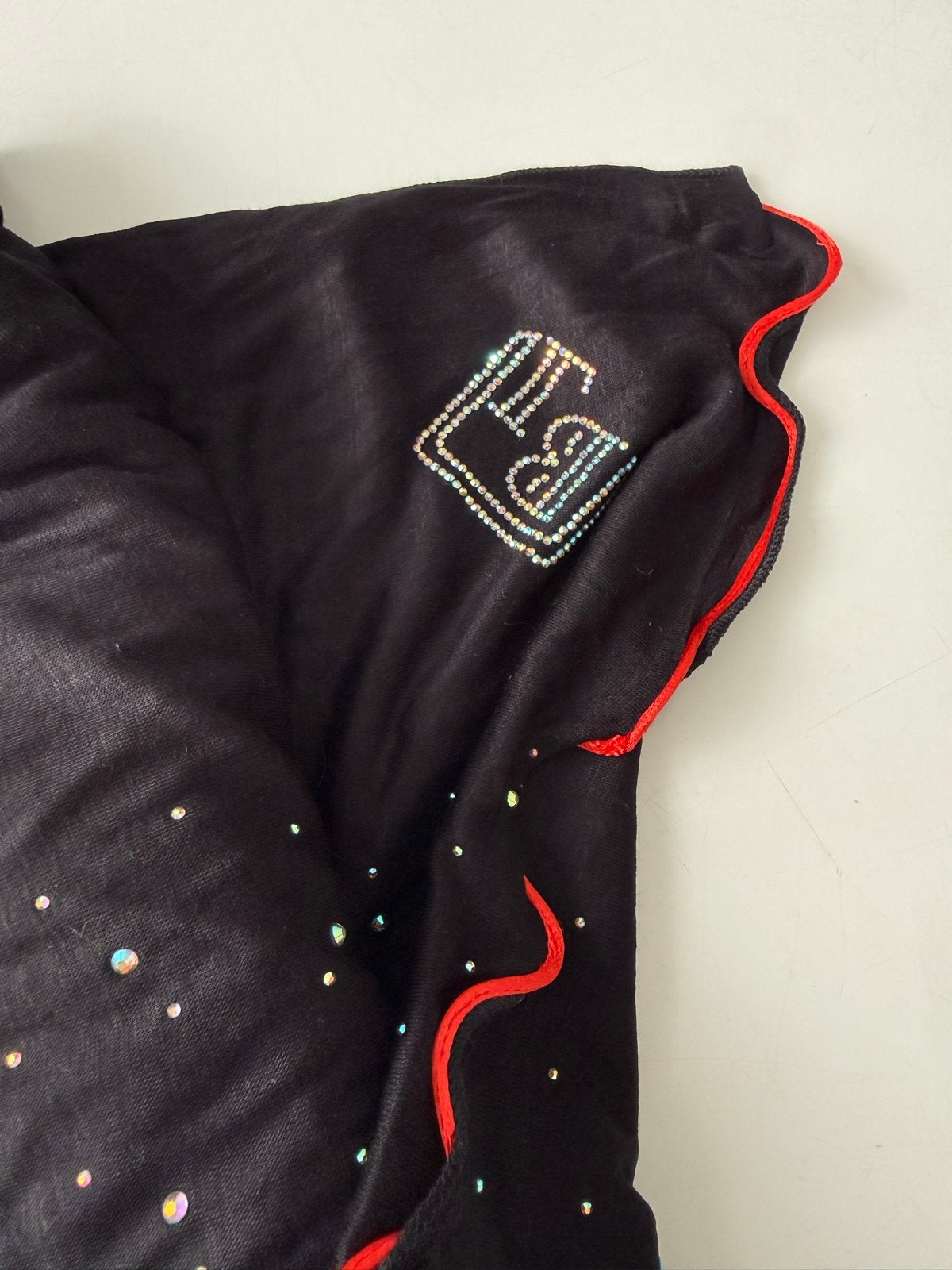 Zwarte BYLIMA hoofddoek met strass en rode bies, Kleding | Dames, Ophalen of Verzenden, Zo goed als nieuw