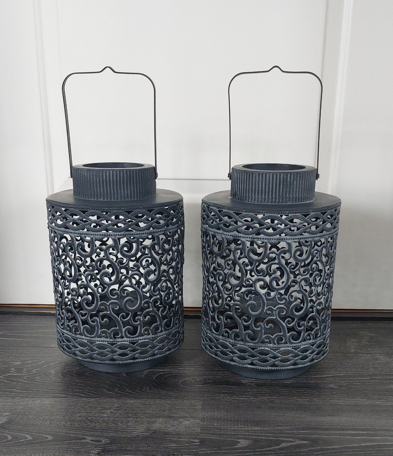 2 mooie grote windlichten, Huis en Inrichting, Woonaccessoires | Kandelaars en Kaarsen, Ophalen, Zo goed als nieuw, Zwart, Metaal