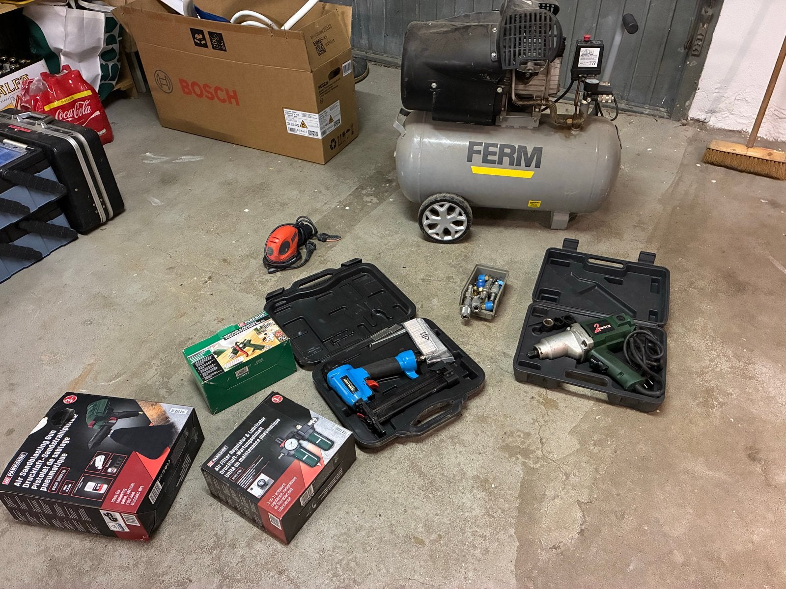 Ferm Compressor met accessoires, Doe-het-zelf en Verbouw, Gebruikt, 6 tot 10 bar, Ophalen of Verzenden, 25 tot 100 liter