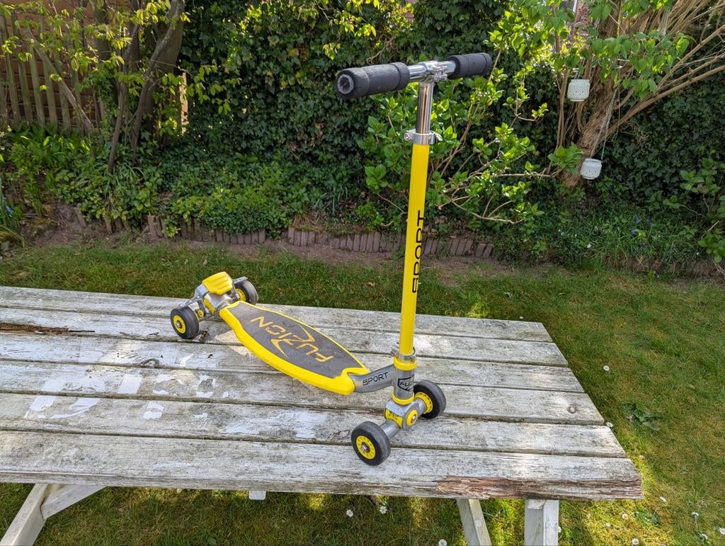 Gele Fuzion Sport step met rem en meesturende wielen, Fietsen en Brommers, Steps, Ophalen