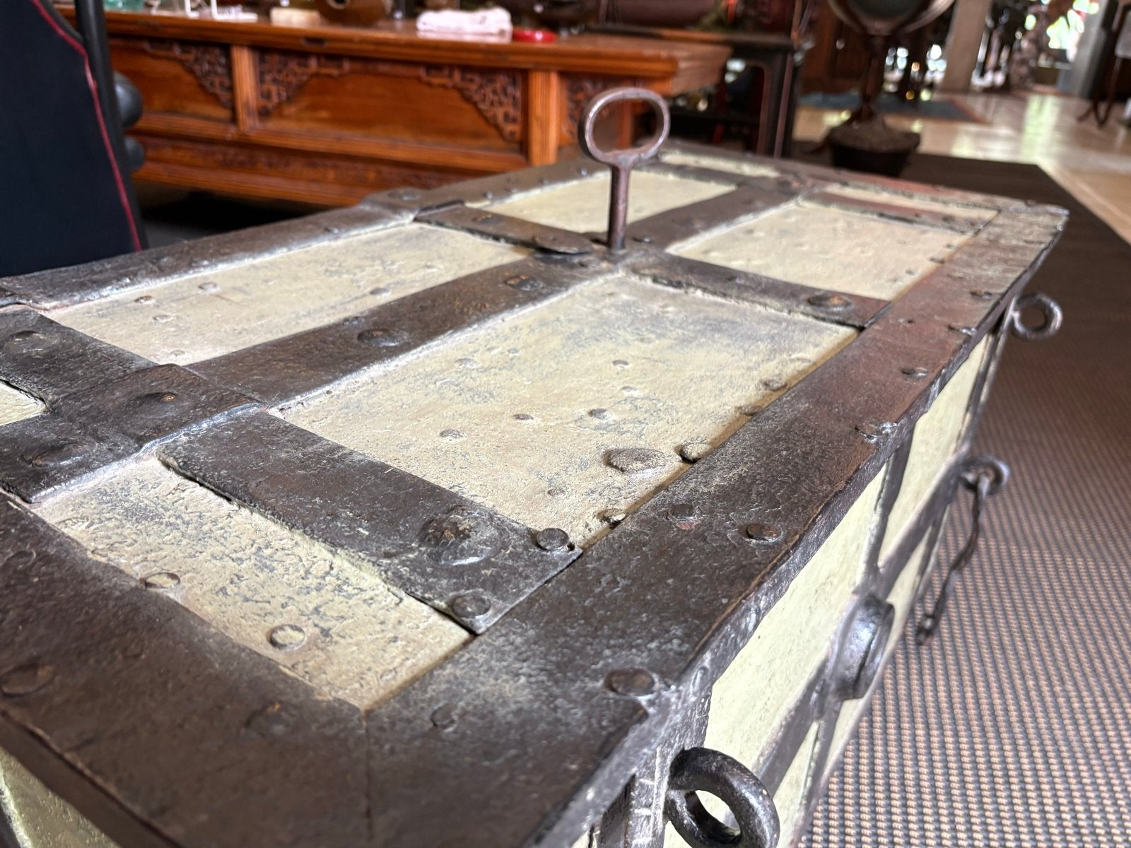 Antieke 18e-eeuwse Duitse geldkist met complex slot, Ophalen