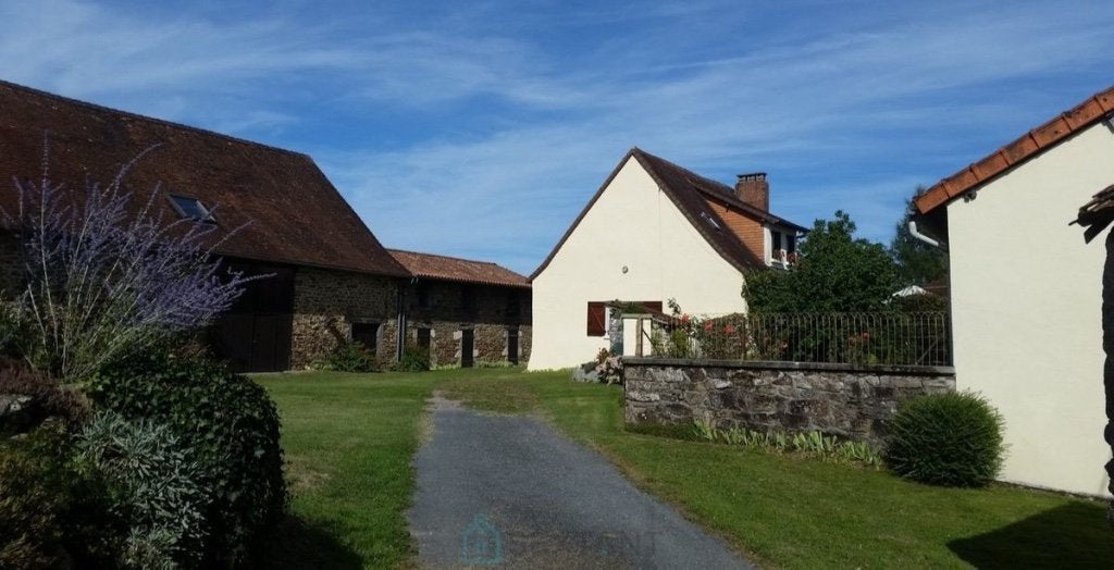 Dordogne, Huis, zwembad, schuur,op 4800 m2, Huizen en Kamers, Buitenland, Miallet, Frankrijk, Woonhuis, 3 kamers