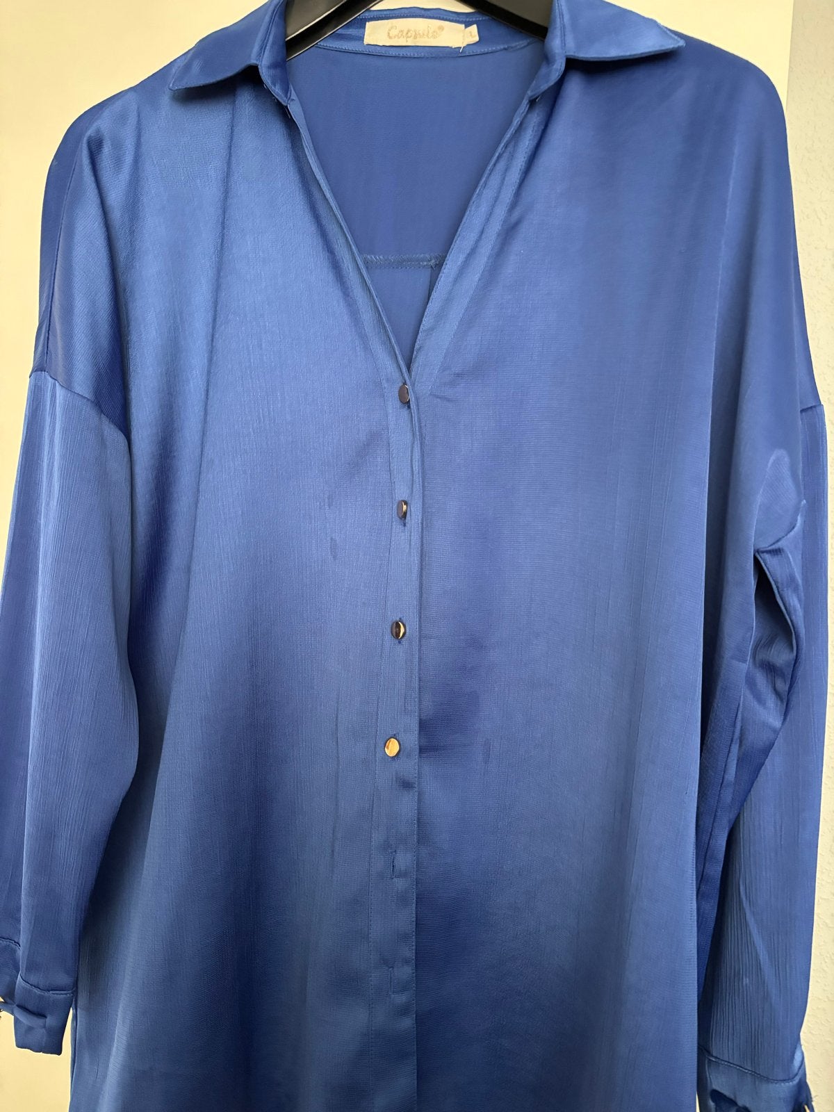 Stijlvolle satijnen  blauwe blouse met gouden details, Verzenden, Zo goed als nieuw, Maat 38/40 (M), Blauw