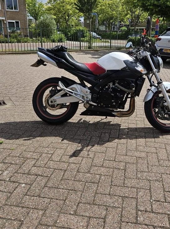 Suzuki GSR 600 Naked Bike - Wit/Zwart/Rood, Motoren, Motoren | Suzuki, 4 cilinders, Motorrijbewijs A, Gebruikt, Particulier
