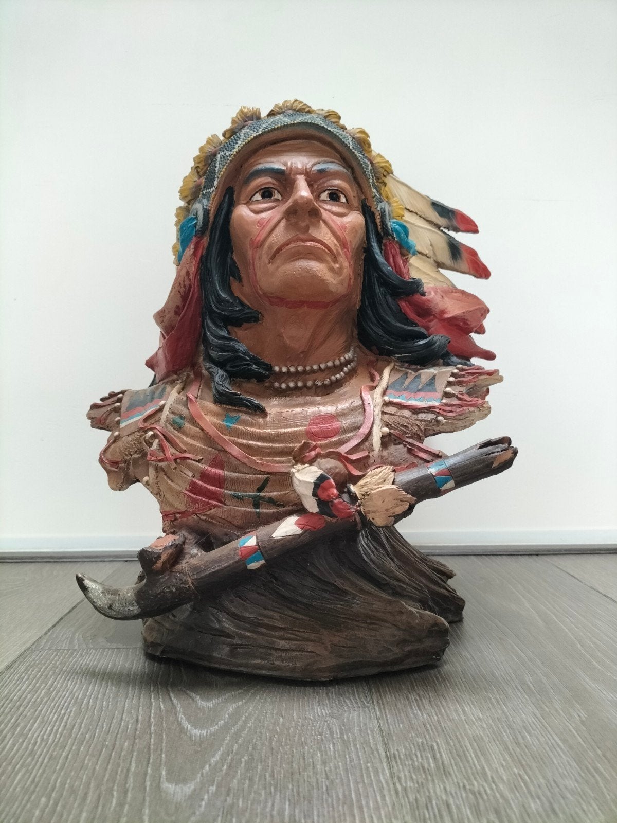 Indianen buste met veren hoofdtooi en vredespijp, Buste, Ophalen of Verzenden, 20 - 50 cm, Composieten