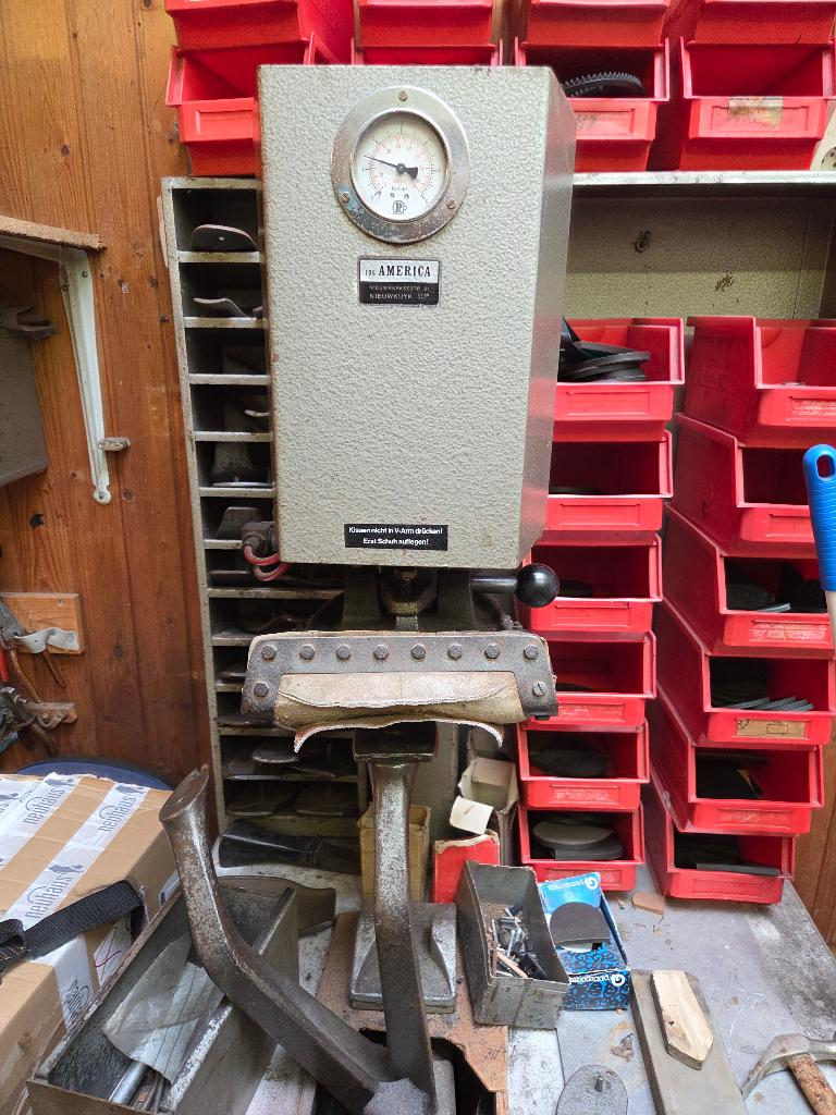 Schoenenperser met compressor, Hobby en Vrije tijd, Overige Hobby en Vrije tijd, Ophalen, Gebruikt