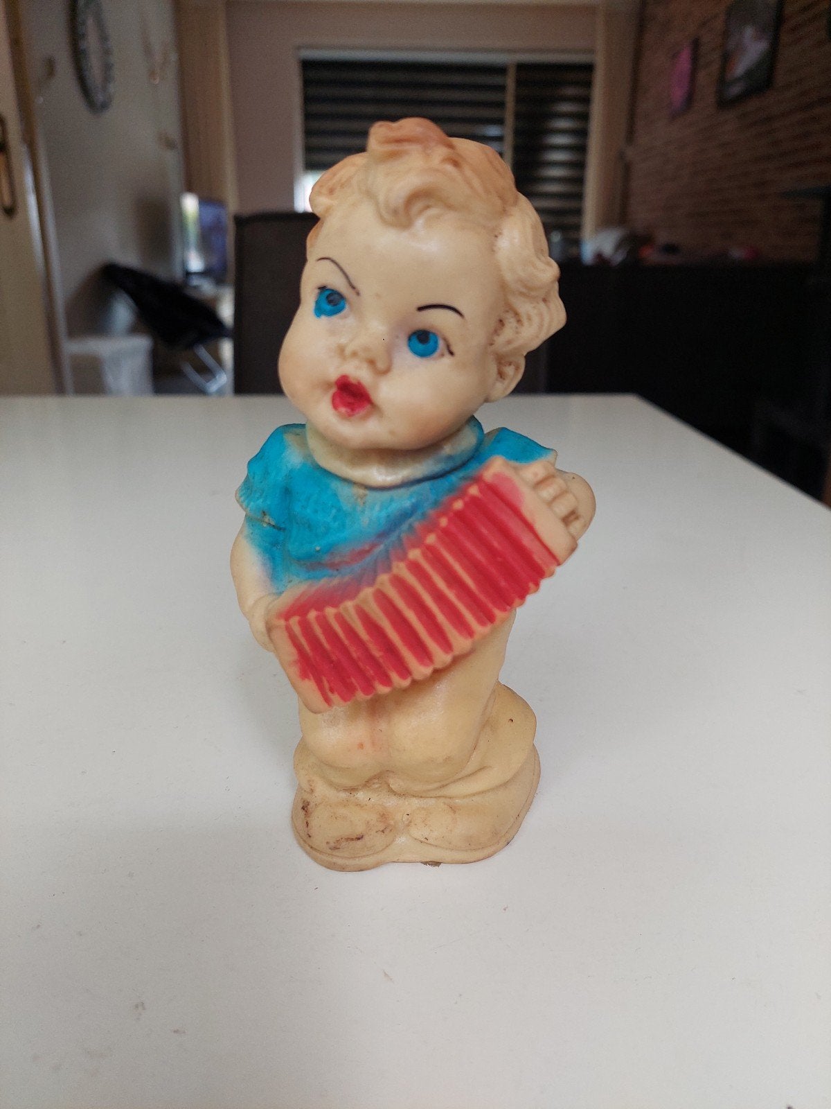 Uniek vintage rubberen piep poppetje van een jongetje, Ophalen of Verzenden