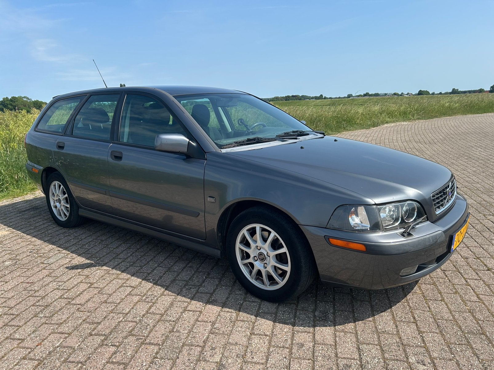 Volvo V40 1.8 2003 Grijs, 4 cilinders, 122 pk, Handgeschakeld, 1783 cc