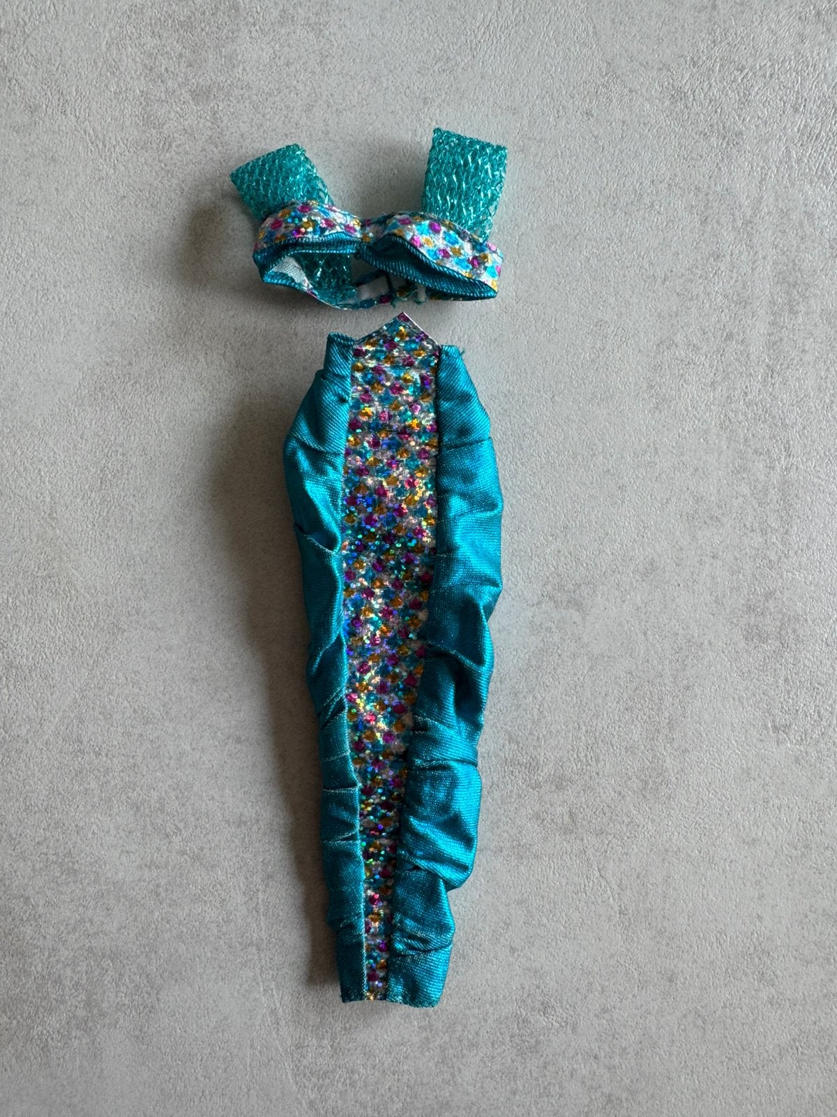 Barbie jewel hair 1995 kleding bespeelt, Verzamelen, Poppen, Ophalen of Verzenden, Gebruikt, Kleertjes