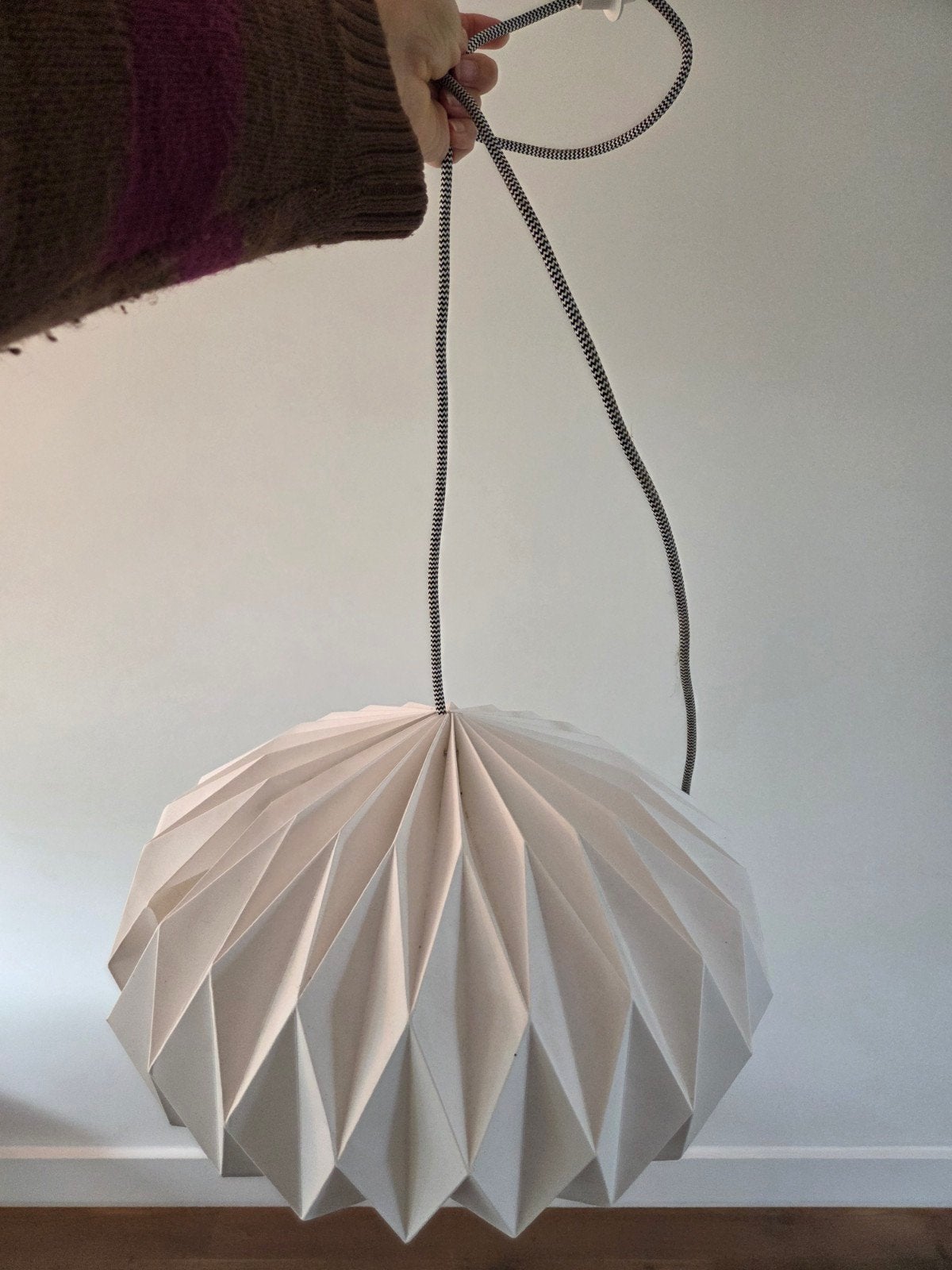 papieren kartonnen hanglamp sostrene grene met strijkijzersn, Ophalen, Gebruikt, Natuurlijk materiaal, E27 (groot)