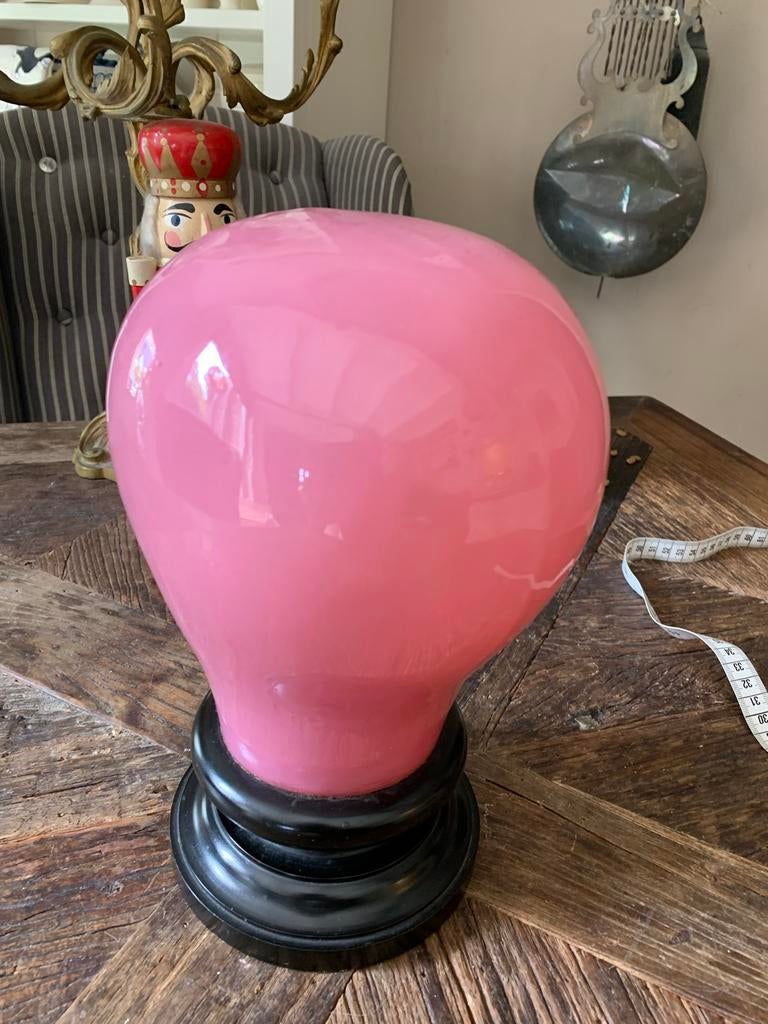 Antieke Duitse glazen pruikenbol op houten voet, roze, Ophalen of Verzenden