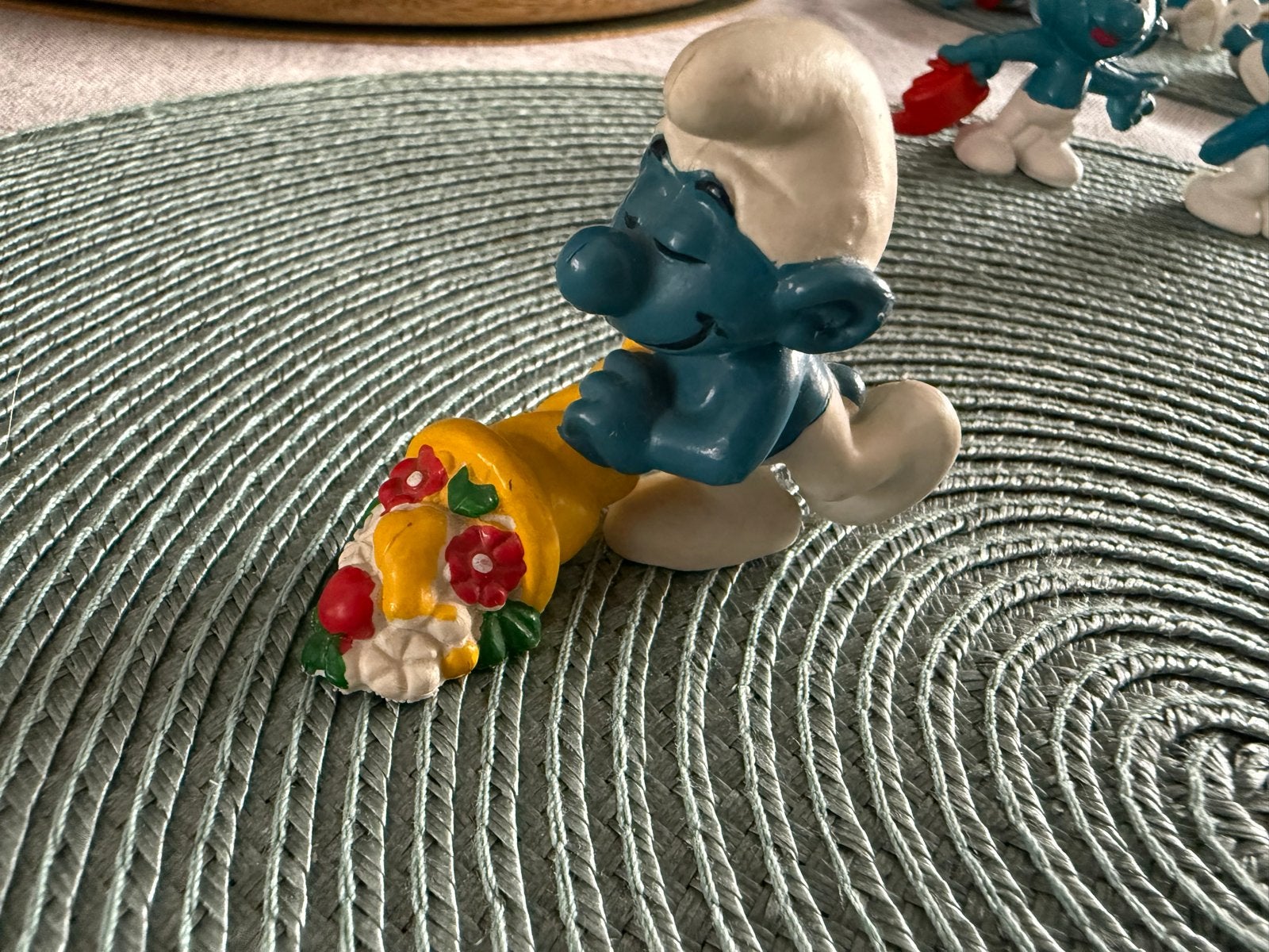 Vintage Smurf beeldje met bloemenhoorn - Schleich 1970, Verzamelen, Poppetjes en Figuurtjes, Ophalen of Verzenden, Gebruikt