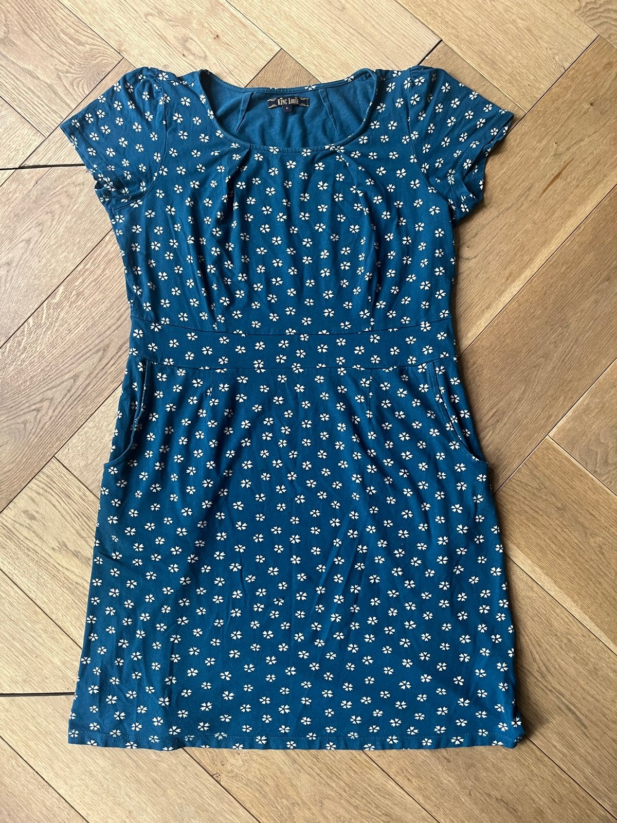 King Louie jurk met bloemenprint, maat L, Kleding | Dames, Blauw, Maat 42/44 (L), Ophalen of Verzenden, Gedragen