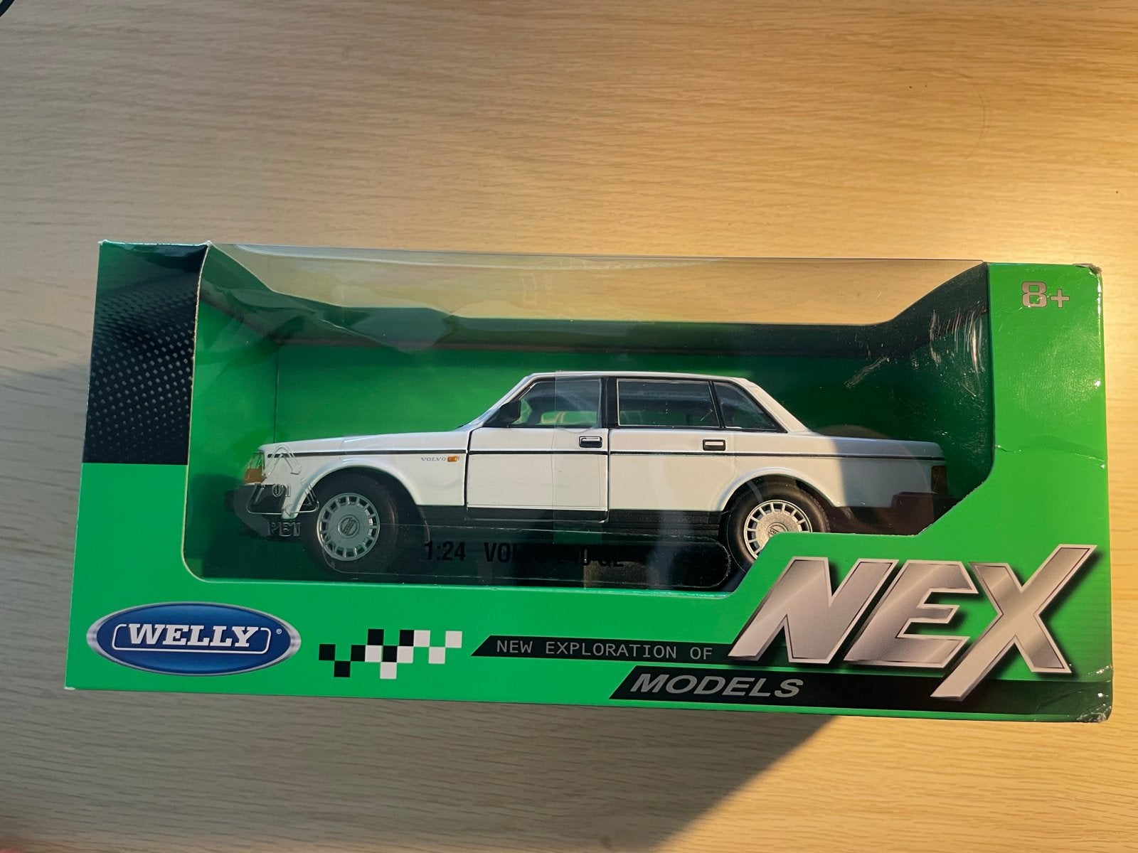 Volvo 240 GL modelauto wit 1:24 - Welly NEX, Hobby en Vrije tijd, Modelauto's | 1:24, Verzenden, Nieuw, Auto, Welly