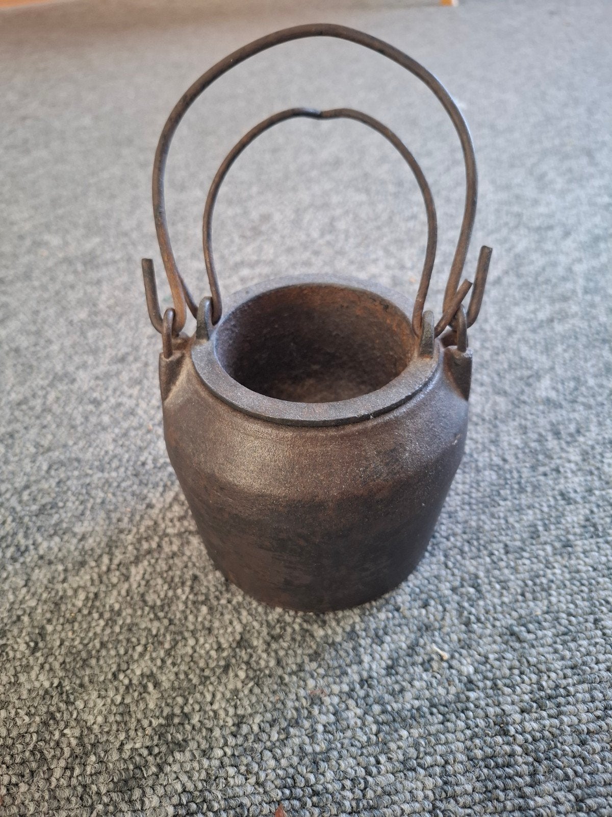 Antieke gietijzeren pot met handvat, Ophalen