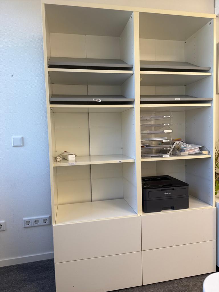 GRATIS Witte boekenkast met lades en planken, Ophalen, Gebruikt, 100 tot 150 cm, Met lade(s)