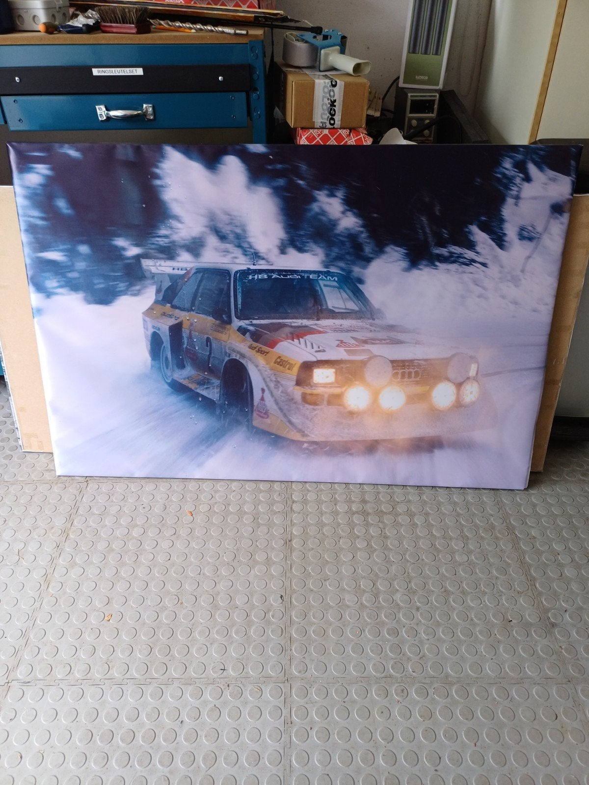 Audi Quattro poster op hardboard plaat., Ophalen, Zo goed als nieuw, Foto of Poster, Minder dan 50 cm