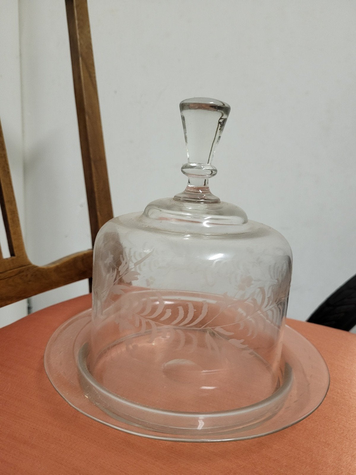 Antieke glazen stolp met etsdecoratie, Ophalen
