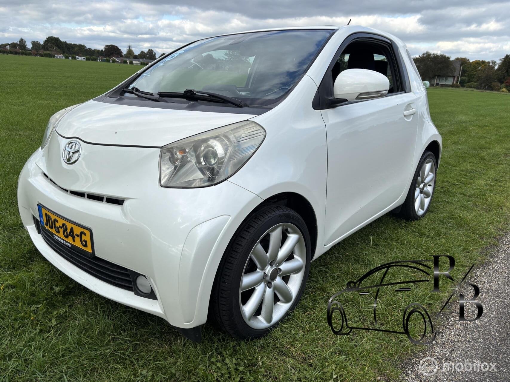 Toyota iQ 1.0 VVTi Aspiration AIRCO ZEER ZUINIG NIEUWE APK, Stof, Gebruikt, Zwart, 4 stoelen