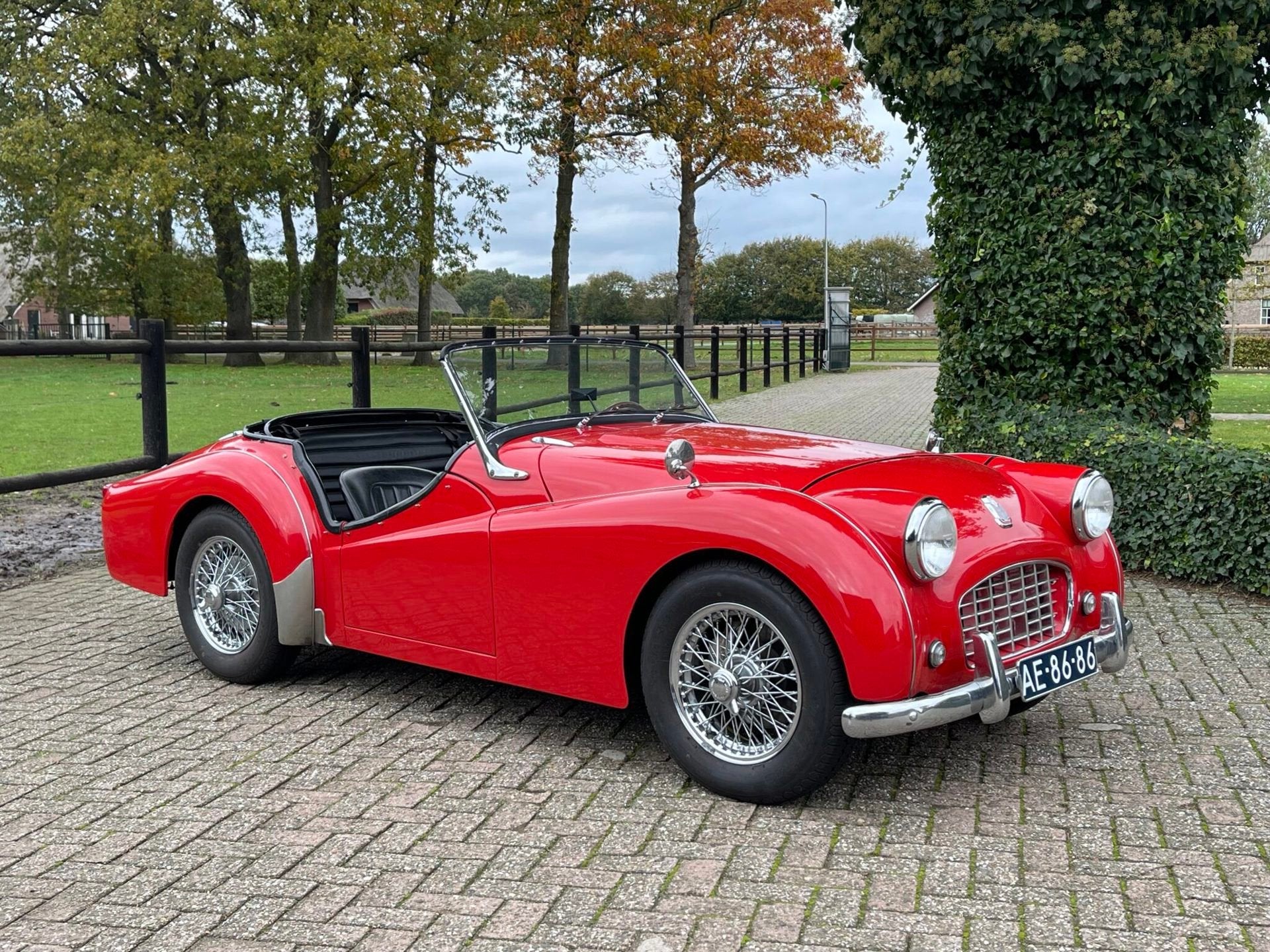 Triumph TR3 1957 in mooie staat NL-kenteken, Auto's, Lederen bekleding, Achterwielaandrijving, Zwart, Overige carrosserieën