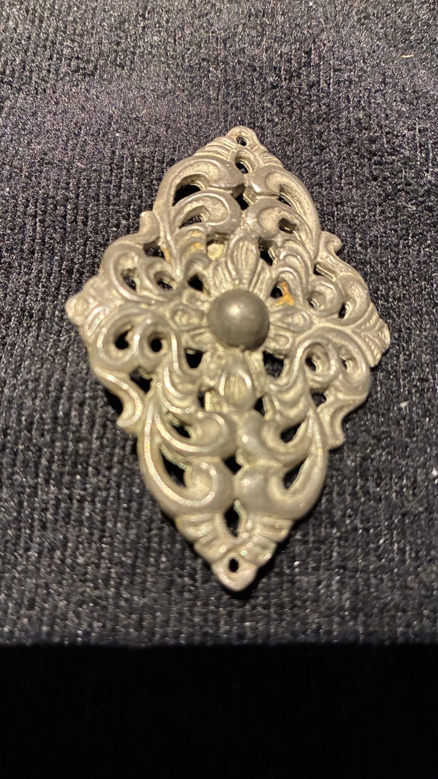 Vintage Tinnen Broche - Sierlijk en Tijdloos, Sieraden, Tassen en Uiterlijk, Overige materialen, 4 tot 7 cm, Gebruikt, Ophalen of Verzenden