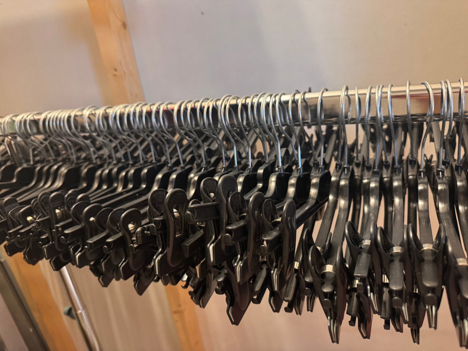 50 plastic broekhangers, Ophalen of Verzenden, Nieuw, Kunststof