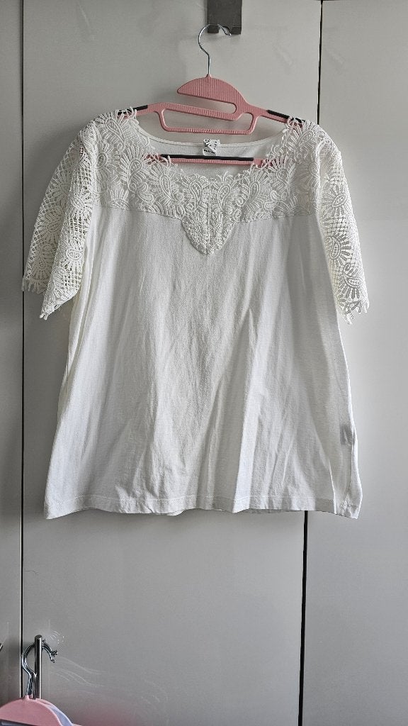 Mooi wit shirtje met dik kant Mt 42🦚Als nieuw🦚, Kleding | Dames, T-shirts, Ophalen, Wit, Maat 42/44 (L), Zo goed als nieuw