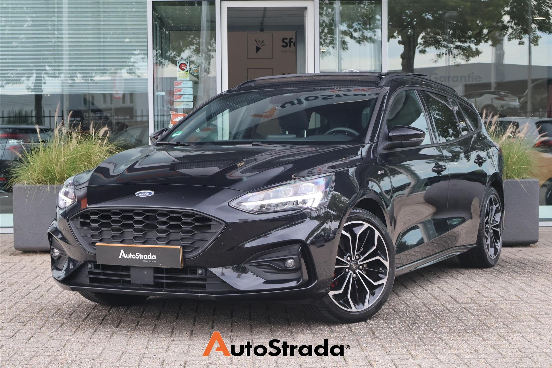 Ford Focus Wagon 1.0 ST-Line EcoBoost 155pk | Pano | Trekhaa, Dealer onderhouden, Gebruikt, Met garantie (alle), Zwart